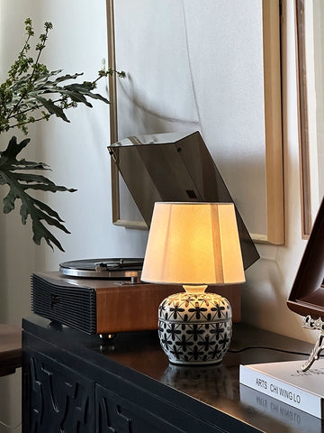Medieval Ceramic Table Lamp Hand-painted Classic Old Flower Guest Study Cafe Old Shanghai French Atmosphere Lamp