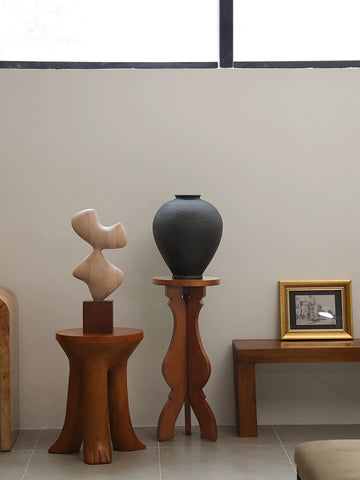 The Shape Is Medieval, The Feet of The Beast Are A Few Designer Styles, The Combination of Creative Art, The Corner of The Solid Wood Sofa, The Display Table, and The Flower Stand.