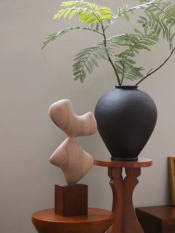 The Shape Is Medieval, The Feet of The Beast Are A Few Designer Styles, The Combination of Creative Art, The Corner of The Solid Wood Sofa, The Display Table, and The Flower Stand.